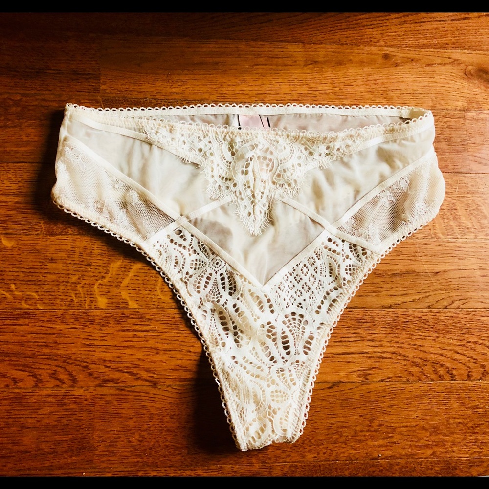 Victoria Secrets High waisted cream lace v-string